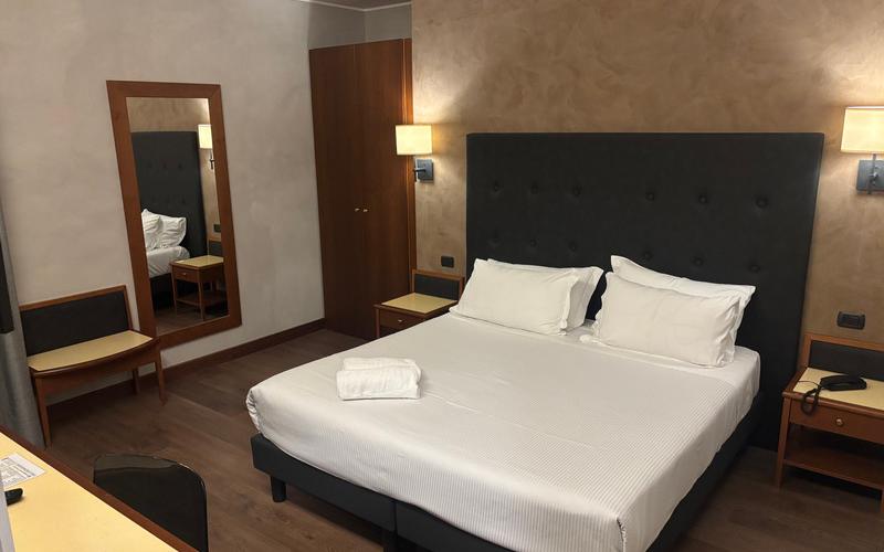 Superior double room Hotel Des Etrangers*** MILAN Superior double room Hotel Des Etrangers*** MILAN