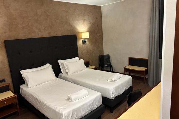 Camera superior a due letti Hotel Des Etrangers*** a MILANO Camera superior a due letti Hotel Des Etrangers*** a MILANO