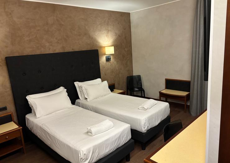 Camera superior a due letti Hotel Des Etrangers*** MILANO Camera superior a due letti Hotel Des Etrangers*** MILANO