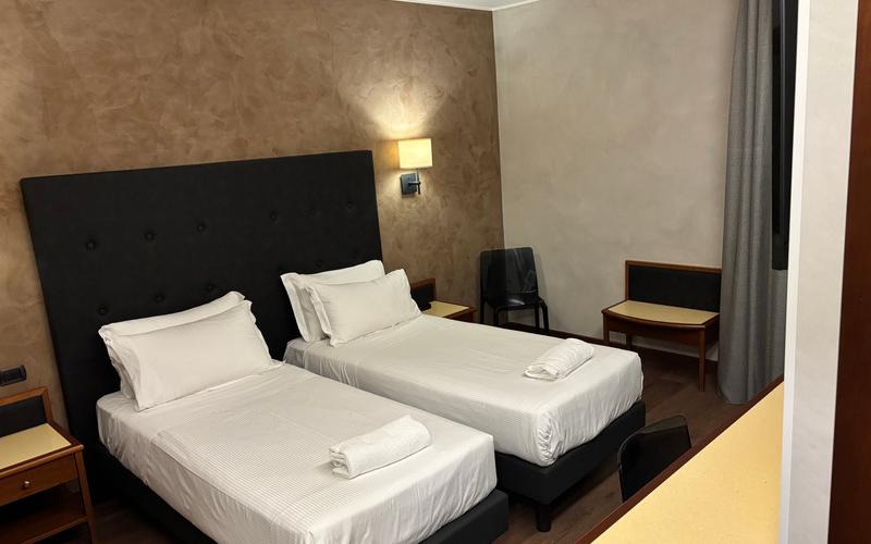 Camera superior a due letti Hotel Des Etrangers*** MILANO Camera superior a due letti Hotel Des Etrangers*** MILANO