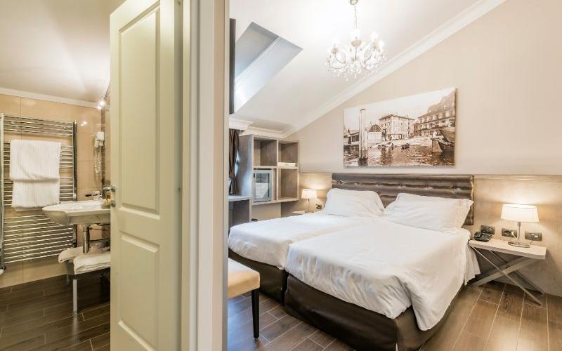 Superior double or twin  room Hotel Il Corazziere**** COMO-MERONE Superior double or twin  room Hotel Il Corazziere**** COMO-MERONE