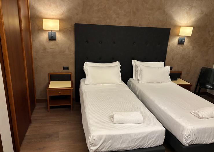 Camera superior a due letti Hotel Des Etrangers*** MILANO Camera superior a due letti Hotel Des Etrangers*** MILANO
