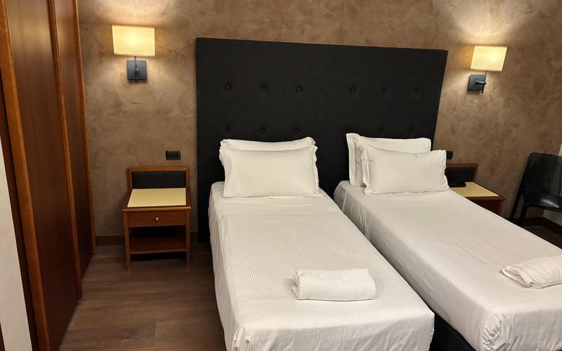 Camera superior a due letti Hotel Des Etrangers*** MILANO Camera superior a due letti Hotel Des Etrangers*** MILANO