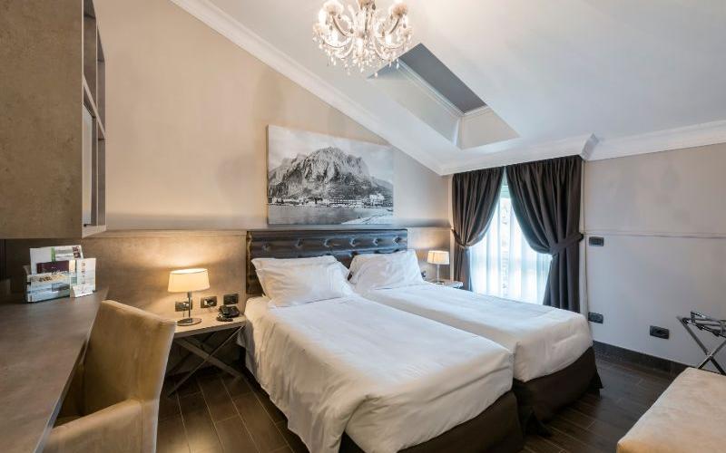 Superior double or twin  room Hotel Il Corazziere**** COMO-MERONE Superior double or twin  room Hotel Il Corazziere**** COMO-MERONE
