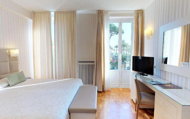 Double room with garden-sea view Hotel Metropole & Santa Margherita**** SANTA MARGHERITA LIGURE Double room with garden-sea view Hotel Metropole & Santa Margherita**** SANTA MARGHERITA LIGURE
