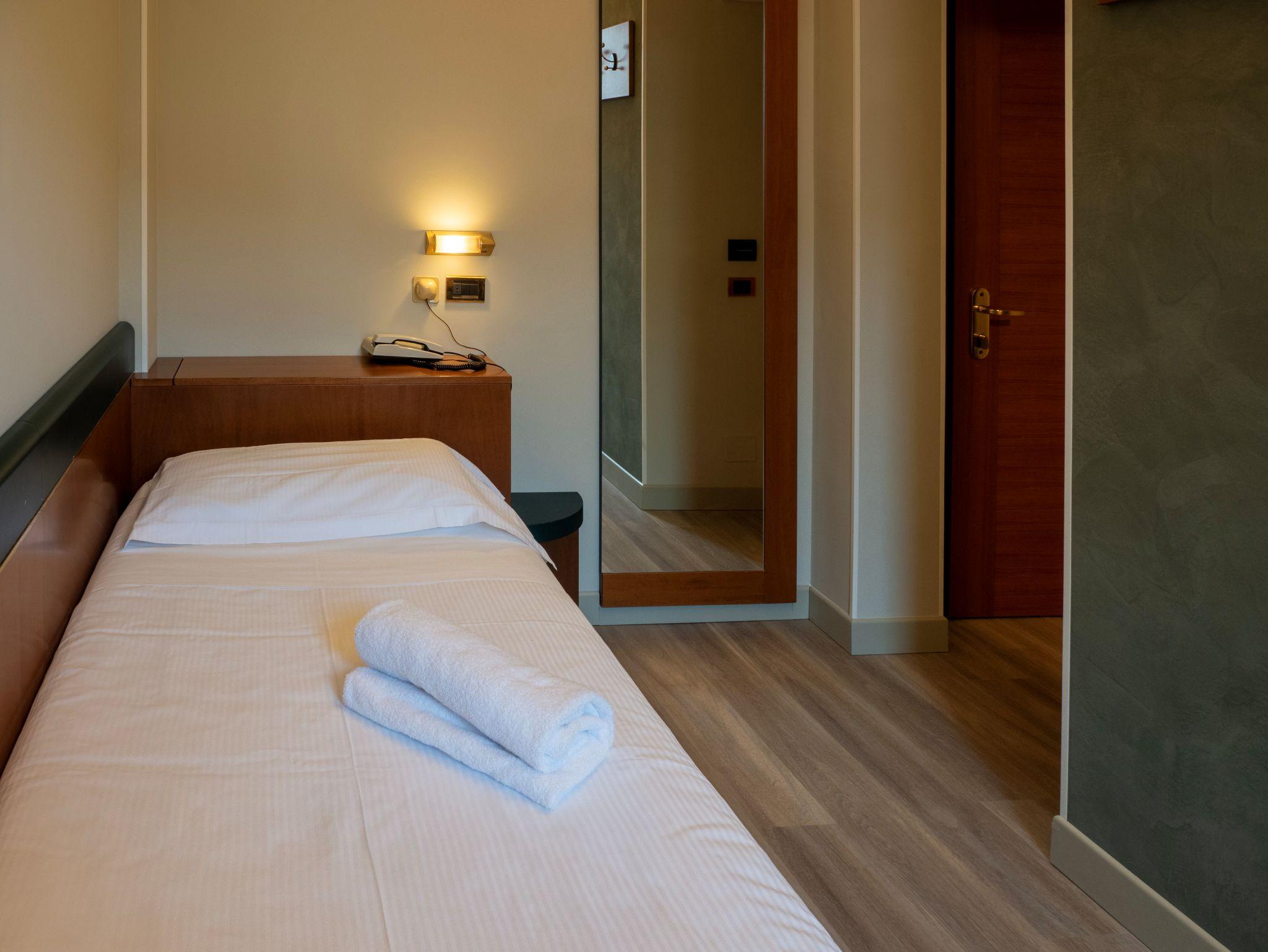 Camera classic singola Hotel Des Etrangers*** a MILANO