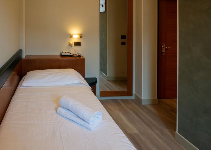 Classic single room Hotel Des Etrangers*** MILAN Classic single room Hotel Des Etrangers*** MILAN