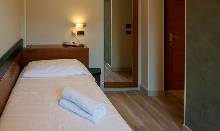 Classic single room Hotel Des Etrangers*** MILAN Classic single room Hotel Des Etrangers*** MILAN