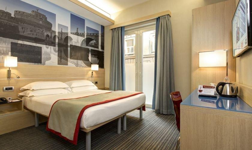 Camera matrimoniale al piano terra IQ Hotel Roma**** ROMA Camera matrimoniale al piano terra IQ Hotel Roma**** ROMA