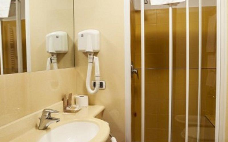 Camera superior doppia uso singolo Hotel Des Etrangers*** MILANO Camera superior doppia uso singolo Hotel Des Etrangers*** MILANO