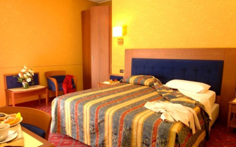 Camera superior matrimoniale Hotel Des Etrangers*** MILANO Camera superior matrimoniale Hotel Des Etrangers*** MILANO