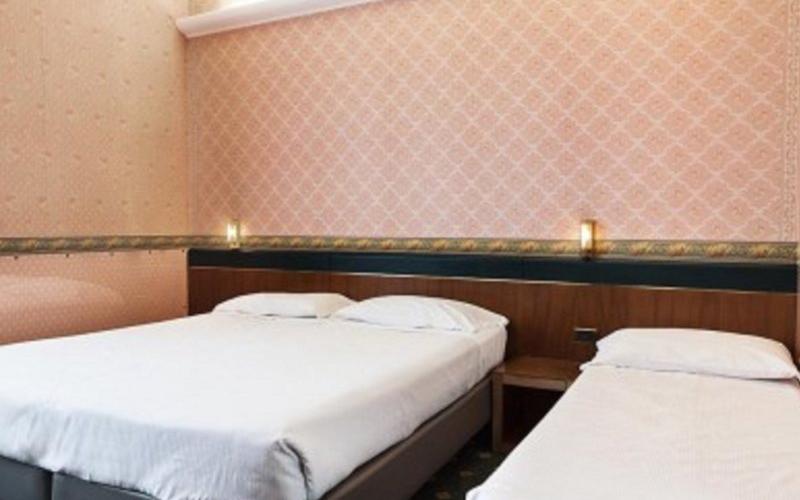 Camera classic tripla Hotel Des Etrangers*** MILANO Camera classic tripla Hotel Des Etrangers*** MILANO