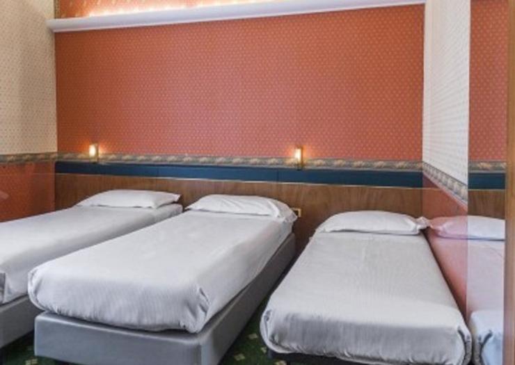 Classic triple room Hotel Des Etrangers*** MILAN Classic triple room Hotel Des Etrangers*** MILAN