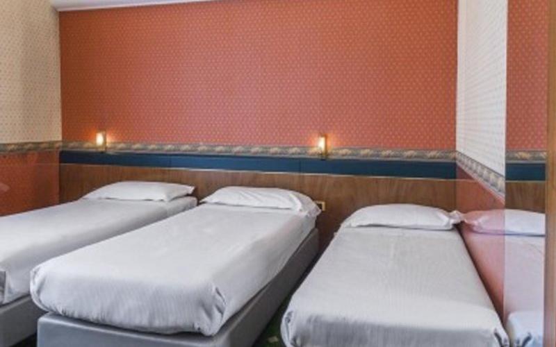 Camera classic tripla Hotel Des Etrangers*** MILANO Camera classic tripla Hotel Des Etrangers*** MILANO