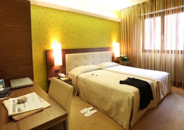 Premium double or twin room Hotel Des Etrangers*** MILAN Premium double or twin room Hotel Des Etrangers*** MILAN