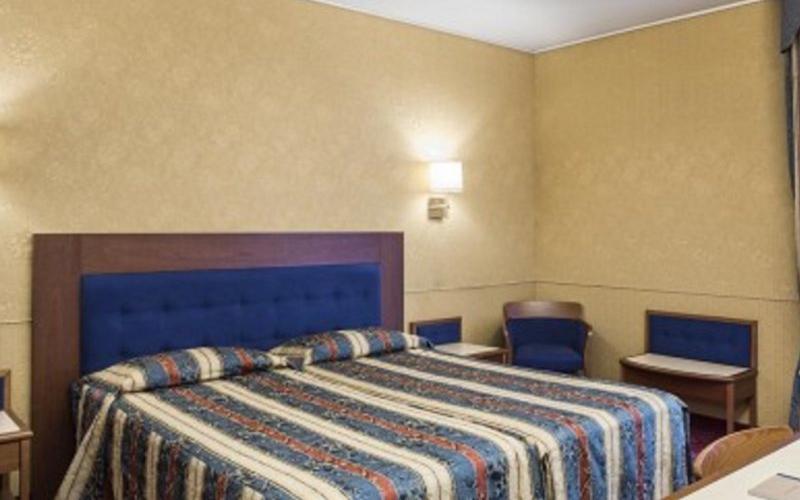 Camera superior a due letti Hotel Des Etrangers*** MILANO Camera superior a due letti Hotel Des Etrangers*** MILANO