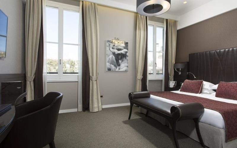 Camera deluxe matrimoniale Hotel Artemide**** ROMA Camera deluxe matrimoniale Hotel Artemide**** ROMA