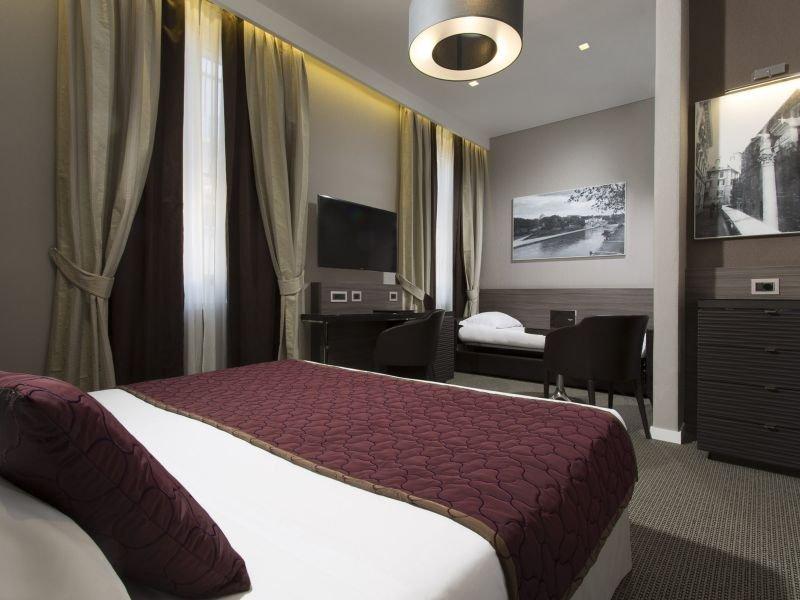 Camera deluxe tripla Hotel Artemide**** a ROMA