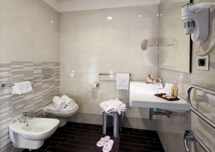 Camera tripla Hotel Federico II**** ANCONA-JESI Camera tripla Hotel Federico II**** ANCONA-JESI