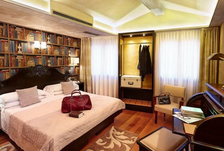 Classic double room Hotel Saturnia & International**** VENICE Classic double room Hotel Saturnia & International**** VENICE