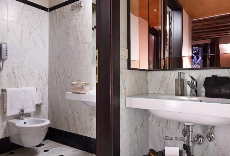 Triple room Hotel Saturnia & International**** VENICE Triple room Hotel Saturnia & International**** VENICE