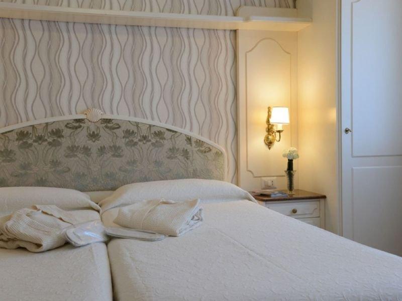 Superior twin room Hotel Metropole & Suisse Au Lac**** in COMO