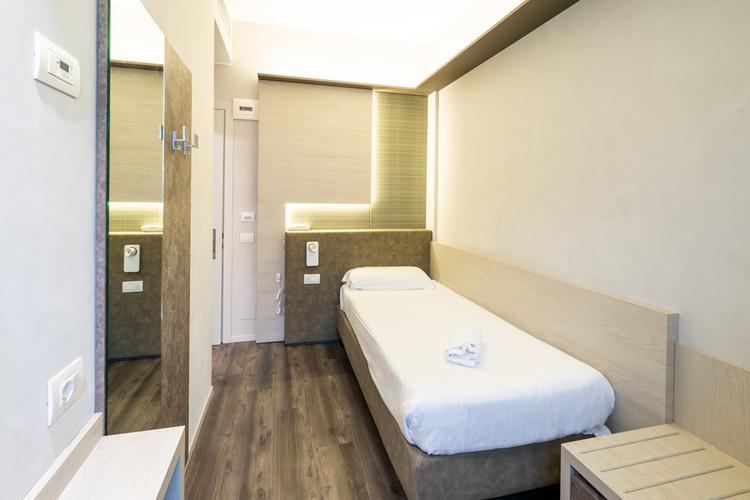 Room Hotel Des Etrangers*** MILAN Room Hotel Des Etrangers*** MILAN