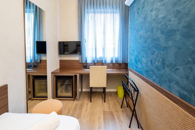 Room Hotel Des Etrangers*** MILAN Room Hotel Des Etrangers*** MILAN