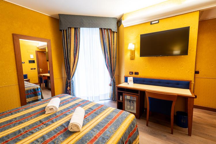 Room Hotel Des Etrangers*** MILAN Room Hotel Des Etrangers*** MILAN