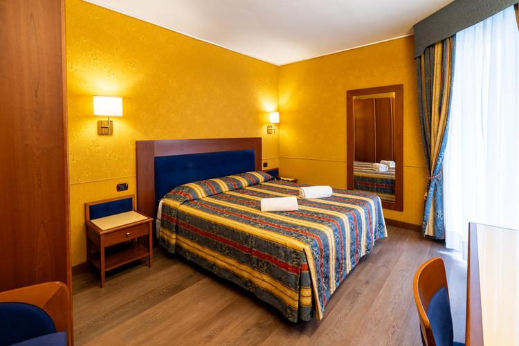 Room Hotel Des Etrangers*** MILAN Room Hotel Des Etrangers*** MILAN