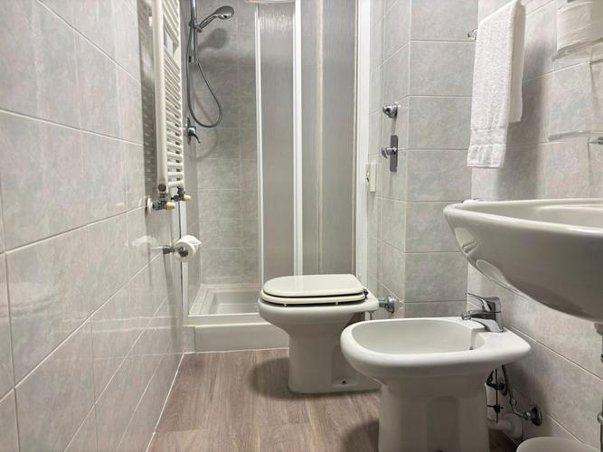 Bathroom Hotel Des Etrangers*** MILAN Bathroom Hotel Des Etrangers*** MILAN